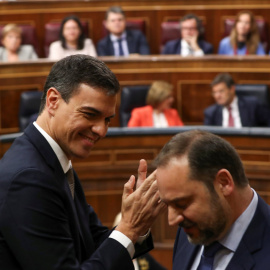 El líder socialista Pedro Sanchez aplaude al secretario de Organización del PSOE, Jose Luis Abalos, tras su intervención en la moción de censura contra Mariano Rajoy.. REUTERS/Sergio Perez