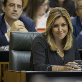 La presidenta andaluza, Susana Díaz, y el portavoz del grupo socialista y el portavoz de la gestora del PSOE, Mario Jiménez, en sus escaños en la sesión de control al ejecutivo en el Parlamento de Andalucía en Sevilla. EFE/Julio Muñoz