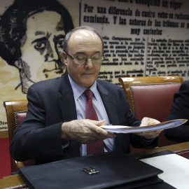 El gobernador del Banco de España, Luis María Linde, en una comparecencia en el Senado, para explicar los Presupuestos de 2015. EFE
