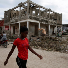 Varias personas pasan por una calle en Port-a-Piment, Haití. - REUTERS
