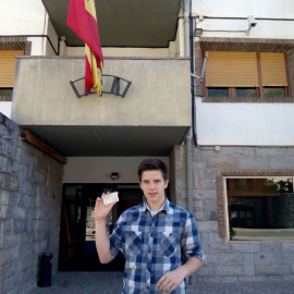 Patrick, con su DNI.