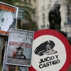 Imagen de archivo de carteles de denuncia durante una movilización de hijos de desaparecidos durante la dictadura militar argentina. EFE/David Fernández