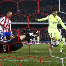 Neymar se prepara para rematar y hacer el tercer gol del Barcelona. REUTER/Sergio Pérez