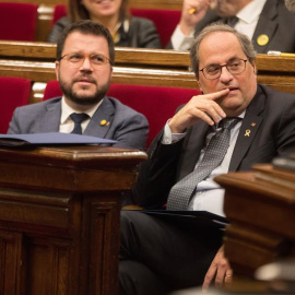 11/12/2019.- El presidente de la Generalitat, Quim Torra, junto a su vicepresidente, Pere Aragonés (i), durante la sesión de control al gobierno catalán en el Parlament que se celebra tras los "avances" constatados por PSOE y ERC en las neg