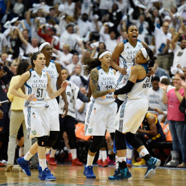 Anna Cruz, celebra el título con sus compañeros del Minnesota Lynx. / Hannah Foslien. AFP