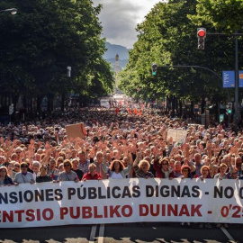 Miles de pensionistas se manifiestan hoy en Bilbao para exigir el mantenimiento del sistema público de pensiones, la eliminación del factor de sostenibilidad y que se deje de apoyar a los fondos privados de pensiones, convocados por las pla