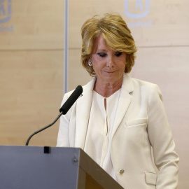 Esperanza Aguirre, durante la comparecencia en la que anuncia su dimisión por la Operación Lezo. EFE/Kiko Huesca