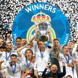 El capitán del Real Madrid levanta la decimotercera Champions que gana el equipo.- REUTERS