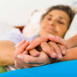 Los síntomas del alzhéimer incluyen pérdida de memoria, confusión y cambio en el estado de ánimo o de la personalidad.