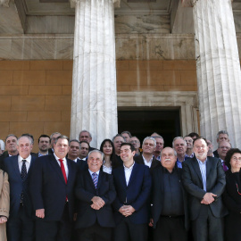 Foto de familia del nuevo Gobierno griego, con los ministros y los viceministros. / Reuters