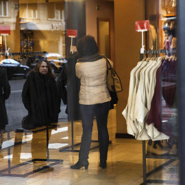 Una mujer observa el escaparete de una tienda de ropa en Madrid. REUTERS/Andrea Comas