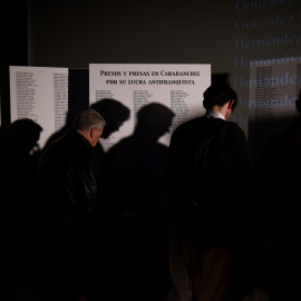 Los asistentes observan los carteles de memoriales de la Almudena y Carabanchel. / Fernando Sánchez