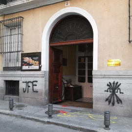 24/05/2018.- La Casa de la Cultura Vasca en Madrid ha aparecido hoy con pintadas en las que puede leerse "Fuera ETA" y las siglas de las Juventudes de la Falange Española, además de una silueta humana en el suelo y manchas de pintura roja a