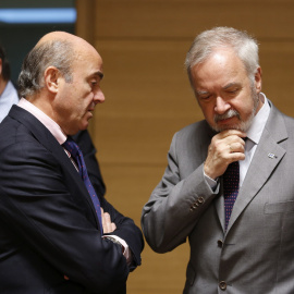 El ministro español en funciones de Economía, Luis de Guindos, habla con el presidente del Banco Europeo de Inversiones (BEI), Werner Hoyer, al inicio de la reunión de los ministros del Ecofin en Luxemburgo (Luxemburgo). EFE/Julien Warnand