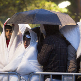 Cientos de refugiados esperan con frío para registrarse en  la Oficina de Sanidad y Asuntos Sociales, en Berlín. EFE/Kay Nietfeld