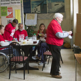 Miembros de la PLAFHC comen en la planta baja del hospital durante su encierro /Miguel Cristóbal