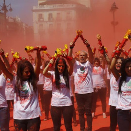 27/05/2018.- Más de 180 entidades se darán cita para pedir el fin de la tauromaquia "en todas sus formas" en un acto que arranca con medio millar de activistas rompiendo banderillas para crear una "nube roja" que simboliza la sangre de los 