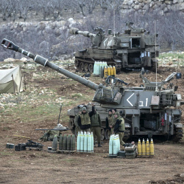 Soldados israelíes junto a una unidad de artillería móvil cerca de la frontera con Siria en el Golán. REUTERS