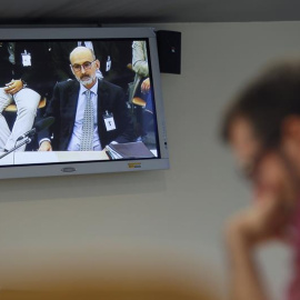 El director de Auditoría Interna de Bankia, Iñaki Azaola, autor del informe que destapó el escándalo de las polémicas tarjetas "black" de Caja Masdrid, en una imagen del monitor de la sala de prensa de la Audiencia Nacional en San Fernando 