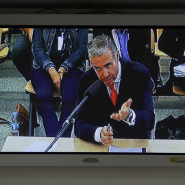 El exedil de Hacienda de Pozuelo de Alarcón (Madrid) Roberto Fernández, en una imagen del monitor de la sala de prensa de la Audiencia Nacional en San Fernando de Henares, durante su declaración en el macrojuicio de la trama Gürtel. EFE/Jua