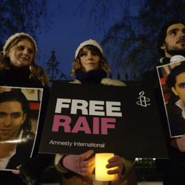 Acto de Amnistía Internacional para reclamar la puesta en libertad de Raif Badawi. EFE