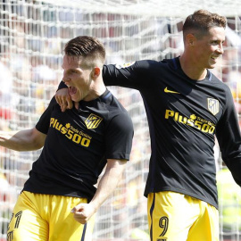 Gameiro y Torres celebran un gol en el último partido de Liga del Atlético. EFE/Miguel Ángel Polo