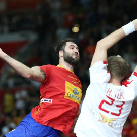 Joan Cañellas intenta un lanzamiento ante Dinamarca. EFE/Srdjan Suki