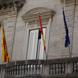 Banderas recogidas en el balcón del Ayuntamiento de Banyoles.
