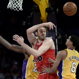El español Pau Gasol (c) de los Bulls en acción ante Jordan Hill (i) y Jordan Clarkson (d) de los Lakers. /EFE