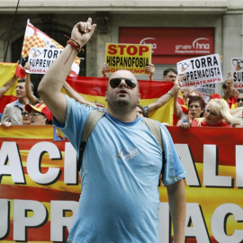 Un millar de personas se han manifestado esta mañana por el centro de la ciudad por la unidad de España, contra el presidente de la Generalitat, Quim Torra, y para denunciar la "discriminación" de una parte de los catalanes. EFE/ Andreu Dal