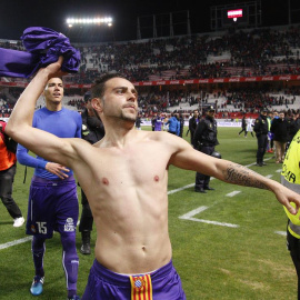 El delantero del Espanyol, Sergio García, lanza su camiseta a los aficionados españolistas en el Sánchez Pizjuán. /EFE