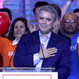 27/05/2018.- El candidato del partido uribista Centro Democrático, Iván Duque, saluda a sus seguidores tras ganar la primera vuelta de las elecciones presidenciales hoy, domingo 27 de mayo de 2018, en Bogotá (Colombia). El candidato uribist