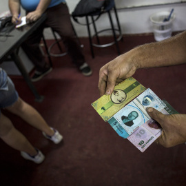 Una moneda de barrio contra la hiperinflación en Venezuela. SIMONE DALMASSO