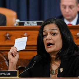 La Demócrata Pramila Jayapal muestra un ejemplar de la Constitución estadounidense durante la votación del Comité Judicial de la Cámara de Representantes. (ERIN SCOTT | REUTERS)
