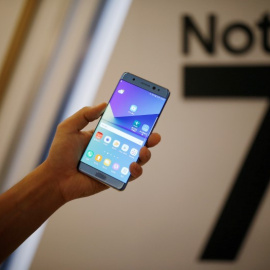 Una modelo sostiene un Galaxy Note 7 durante el acto de lanzamiento del smartphone de Samsung en Seul el pasado agosto. REUTERS/Kim Hong-Ji
