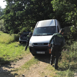 27/05/2018.- Miembros de la guardia civil inspeccionan la zona en la localidad pontevedresa de Tui donde han hallado otro almacén clandestino con material explosivo. EFE / Sxenick.
