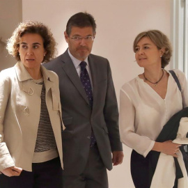 Dolors Montserrat, Rafael Catalá e Isabel García Tejerina, a su llegada al Foro Cinco Días en el que Catalá ha participado este lunes. EFE/ Ballesteros