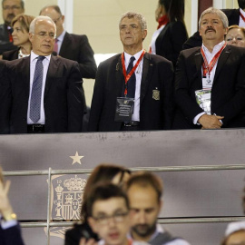 El presidente de la Federación Española de Fútbol y vicepresindente de la UEFA, Angel María Villar (c).- EFE/Javier Etxezarreta.