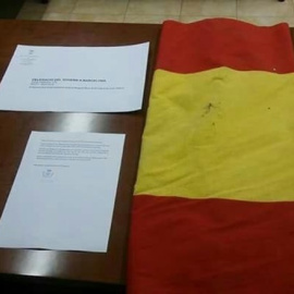 La bandera de España y la carta enviada por la CUP de Viladamat a la delegada del Gobierno, Llanos de Luna.
