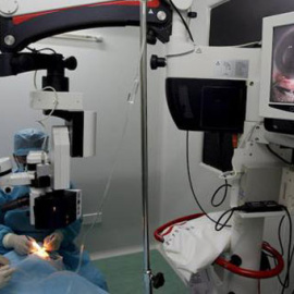 Foto de archivo de una operación de cataratas en un hospital. / EFE