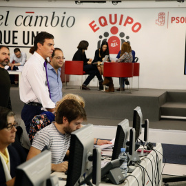 El secretario general del PSOE, Pedro Sánchez, en el el servicio telefónico puesto en marcha para movilizar a simpatizantes y militantes socialistas con vistas a las elecciones generales de 20 de diciembre. EFE/Fernando Alvarado