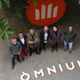 El vicepresident d'Òmnium Cultural, Marcelo Mauri, amb els premiats a la Nit de Santa Llúcia. Òmnium Cultural