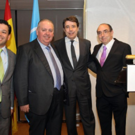 José Cabrera Orellana, presidente del PP de San Blas y diputado autonómico, junto al expresidente de la Comunidad de Madrid.- PP