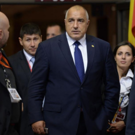 El primer ministro de Bulgaria, Boyko Borissov, abandonando la cumbre de la UE por el suceso.- AFP