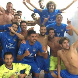 Los jugadores del Formentera festejando su pase a los dieciseisavos de final de la Copa.
