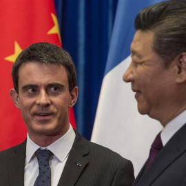 El presidente chino, Xi Jinping, estrecha la mano del primer ministro francés, Manuel Valls (i), durante su encuentro en Pekín, China.  EFE