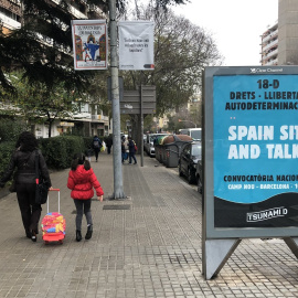 Cartell del Tsunami Democràtic a una marquesina de Barcelona convocant a l'acció d'aquest dimecres al Camp Nou. Tsunami Democràtic