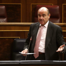 El ministro de Economía, Luis de Guindos, durante una intervención en el pleno del Congreso de los Diputados. EFE/Javier Lizón