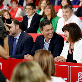 El secretario general del PSOE, Pedro Sánchez (c), y la presidenta del PSOE, Cristina Narbona (d), en la reunión del Comité Federal del PSOE, en la sede de Ferraz. EFE/Chema Moya