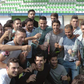 Los jugadores del Villanovense celebran con cava, como si les hubiera tocado la lotería, su enfrentamiento con el Barça. /EFE
